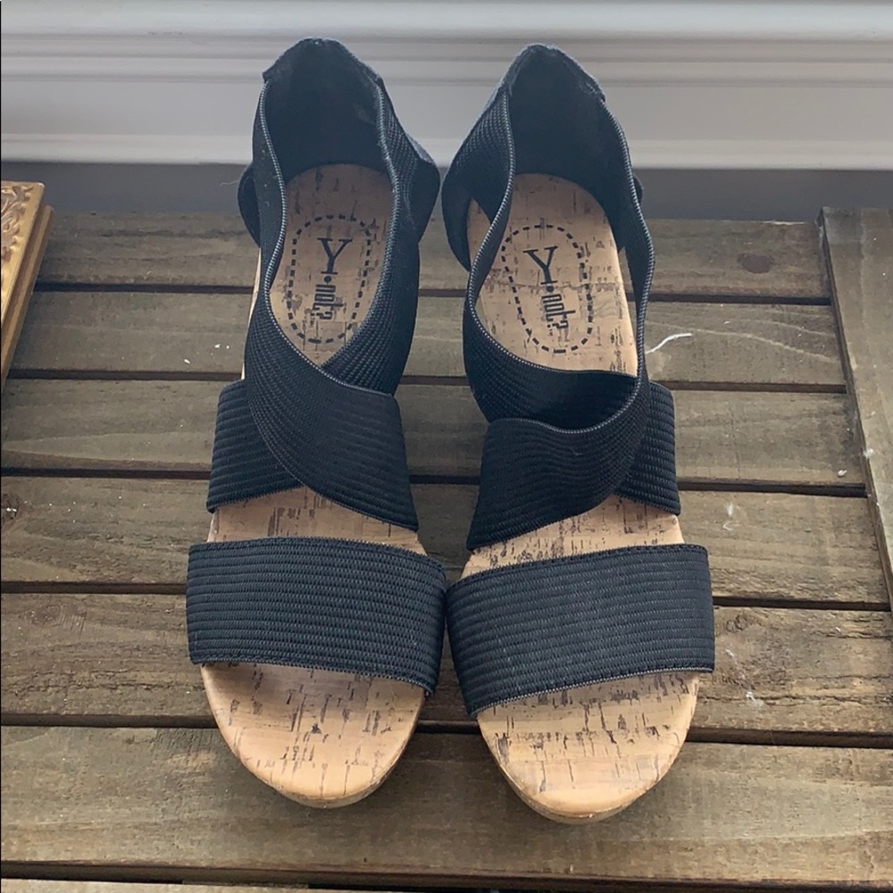 Black elastic strapped platform wedges size 9.5